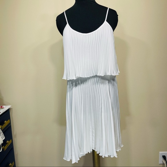 Never worn Cache tiered pleated hi-low midi dress size L - Picture 4 of 7